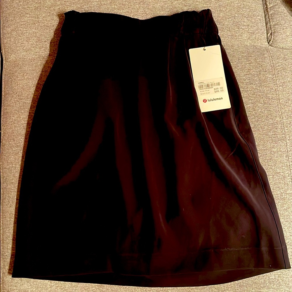 Perfect lulu skirt to wear anywhere. Has pockets.  Fits form but not too tight